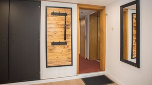 A hallway with a wooden door, a mirror, and a carpeted floor. - The perfect vacation home for families in Winterberg for up to 20 people - with plenty of space, comfort and a cozy terrace (Winterberg)