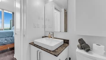 Family Suite, Lake View | Bathroom