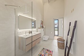Hair dryer - Luxurious new villa with separate studio, private pool and enclosed garden (Sint Joris baai)