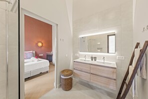 4 slaapkamers, een strijkplank/strijkijzer, reisbedje, gratis wifi