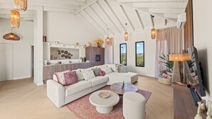 Ein modernes Wohnzimmer mit einer Eckcouch, einem Couchtisch und einer TV-Konsole.