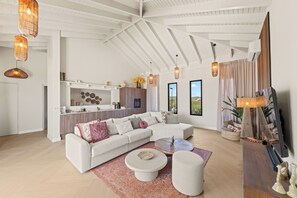 Smart TV - Luxurious new villa with separate studio, private pool and enclosed garden (Sint Joris baai)