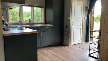 Wasserkocher mit Kaffee-/Teezubehör, Kühlschrank, Mikrowelle, Ofen
