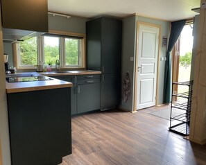 Coffee/tea maker, fridge, microwave, oven - Villa Ragunda: Peace, space and Swedish adventure in the heart of Jämtland. (Hammarstrand)
