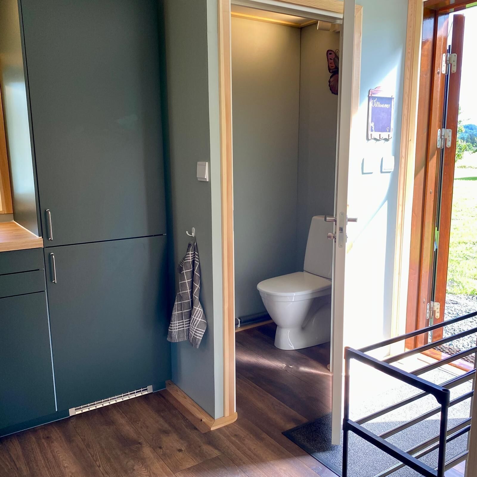 Dusche, umweltfreundliche Kosmetikartikel, Toilettenpapier