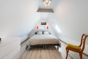 1 dormitorio, tabla de planchar con plancha, wifi y ropa de cama