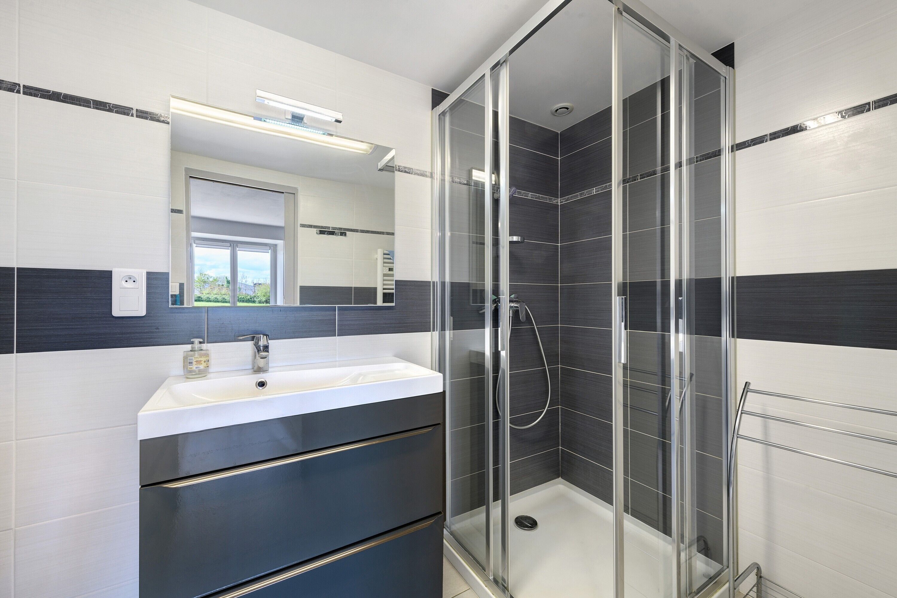 Een douche, een haardroger, handdoeken
