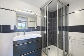 Shower, hair dryer, towels - The Charm of Les Fougères (Camaret-sur-Mer)