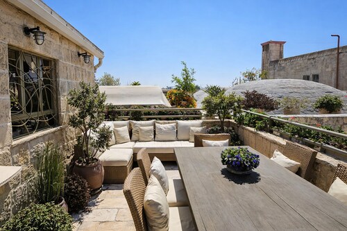 Family Friendly with Terrace in Old City by FeelHome
