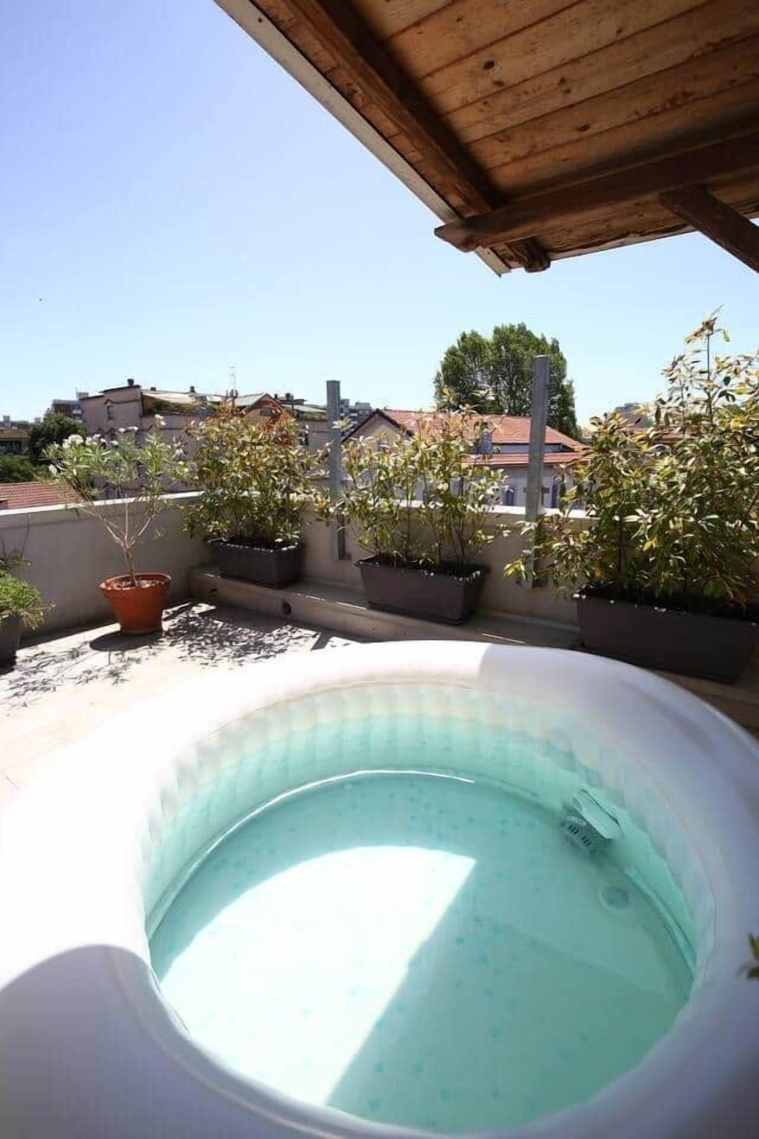 Outdoor spa tub