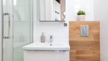 New World Apartment Number 2 | Badezimmer | Haartrockner, Handtücher, Seife, Toilettenpapier