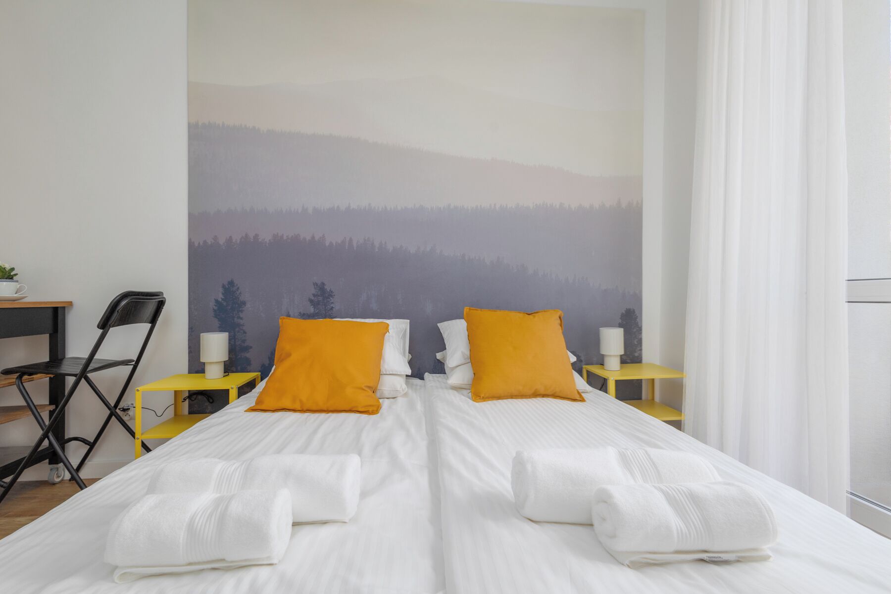 Estudi en suite Comfort | Espai de treball apte per a portàtils i planxa i posts de planxar 