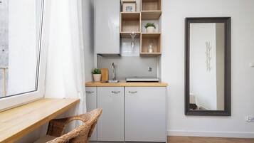 New World Apartment Number 2 | Eigene Küche | Kühlschrank, Herdplatte, Kochgeschirr/Geschirr/Besteck