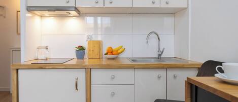Refrigerador, parrilla de estufa y utensilios de cocina