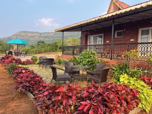 Deluxe Room | Outdoor dining