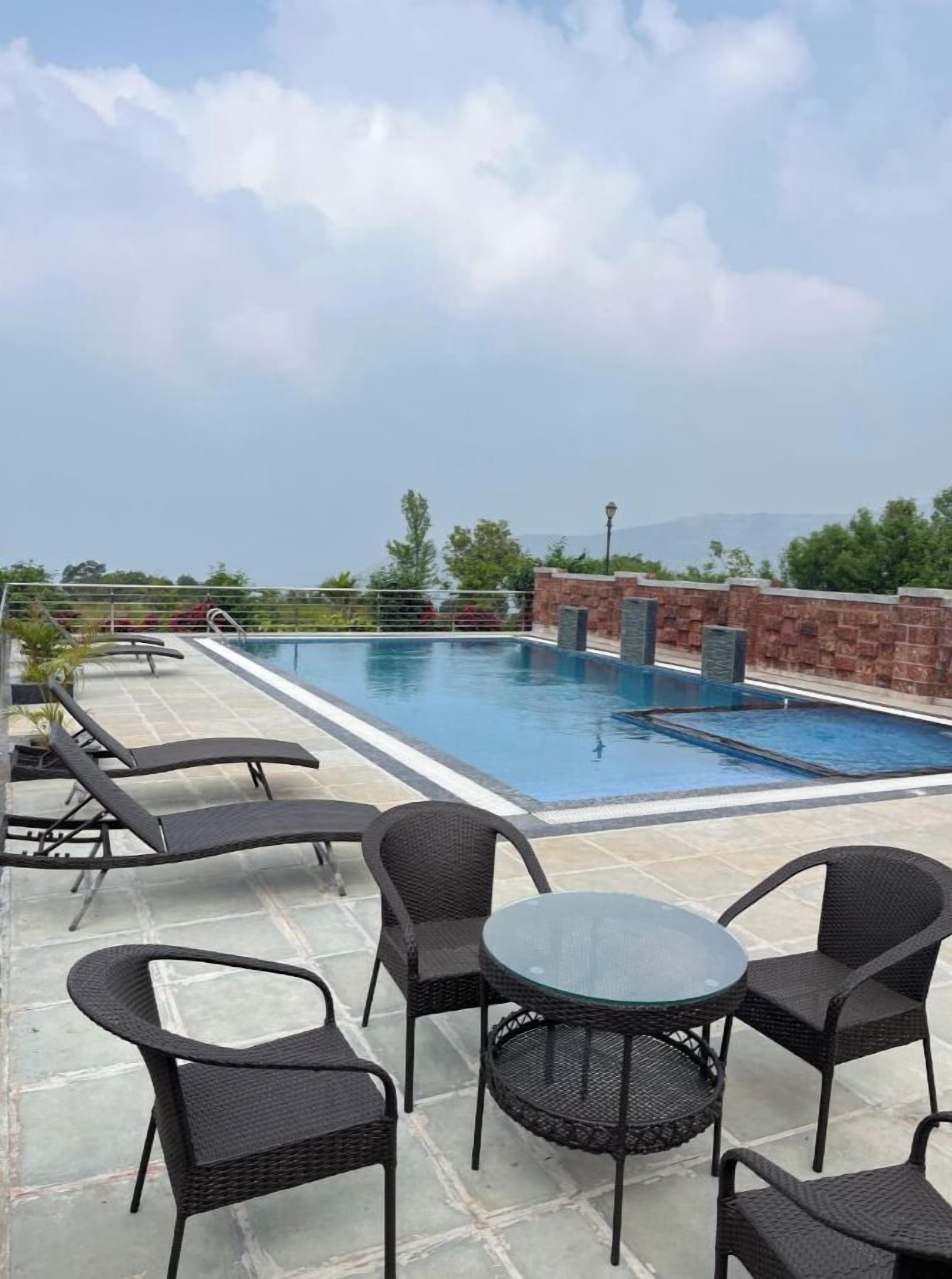Deluxe Room | Pool