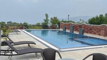 Deluxe Room | Pool