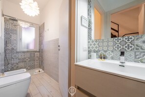 Dusche, Bidet, Handtücher, Shampoo