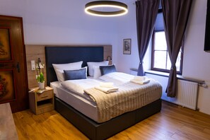 Comfort Double Room, Private Bathroom, Courtyard View | Room amenity - Schloss Höfingen (Leonberg)