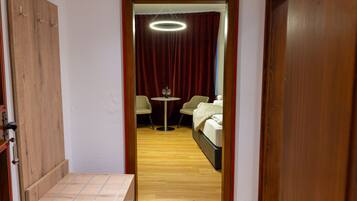 Premium-Doppelzimmer, mit Bad, Talblick (Premium Talblick 1OG) | Zimmerausstattung