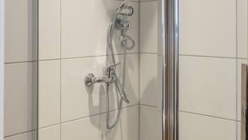 Comfort-Doppelzimmer, eigenes Bad, Blick auf den Innenhof | Badezimmer