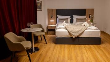 Comfort-Doppelzimmer, eigenes Bad, Blick auf den Innenhof | Zimmerausstattung