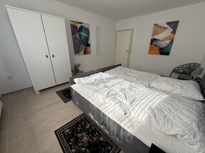 2 bedrooms, free WiFi, bed sheets - North Sea dream Horumersiel - 120 m² apartment | garden & fireplace | 800 m to the beach (Wangerland)