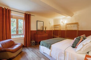 1 slaapkamer, een strijkplank/strijkijzer, internet, beddengoed
