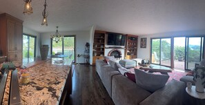 Smart TV, fireplace, books - Rustic villa vacation rental near Mount Rainier with farm charm, (Enumclaw)