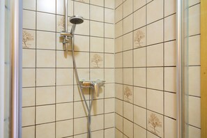 Dusch, hårtork och handdukar