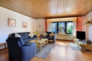 Living area - Eifelferienhaus Thome: Comfortable Holiday Home with Wi-Fi in Lissendorf (Lissendorf)
