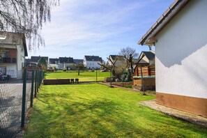 Property grounds - Eifelferienhaus Thome: Comfortable Holiday Home with Wi-Fi in Lissendorf (Lissendorf)