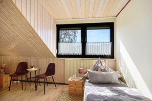 Room - Eifelferienhaus Thome: Comfortable Holiday Home with Wi-Fi in Lissendorf (Lissendorf)