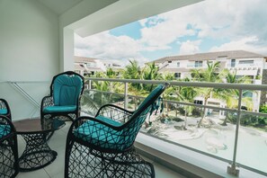 Property grounds - Adhara 302 Penthouse — Two-Level Tropical Retreat with Loft & Pool View Sleeps 6 (Dominicus)