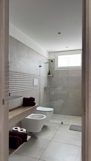 Dusche, Haartrockner, Handtücher, Seife