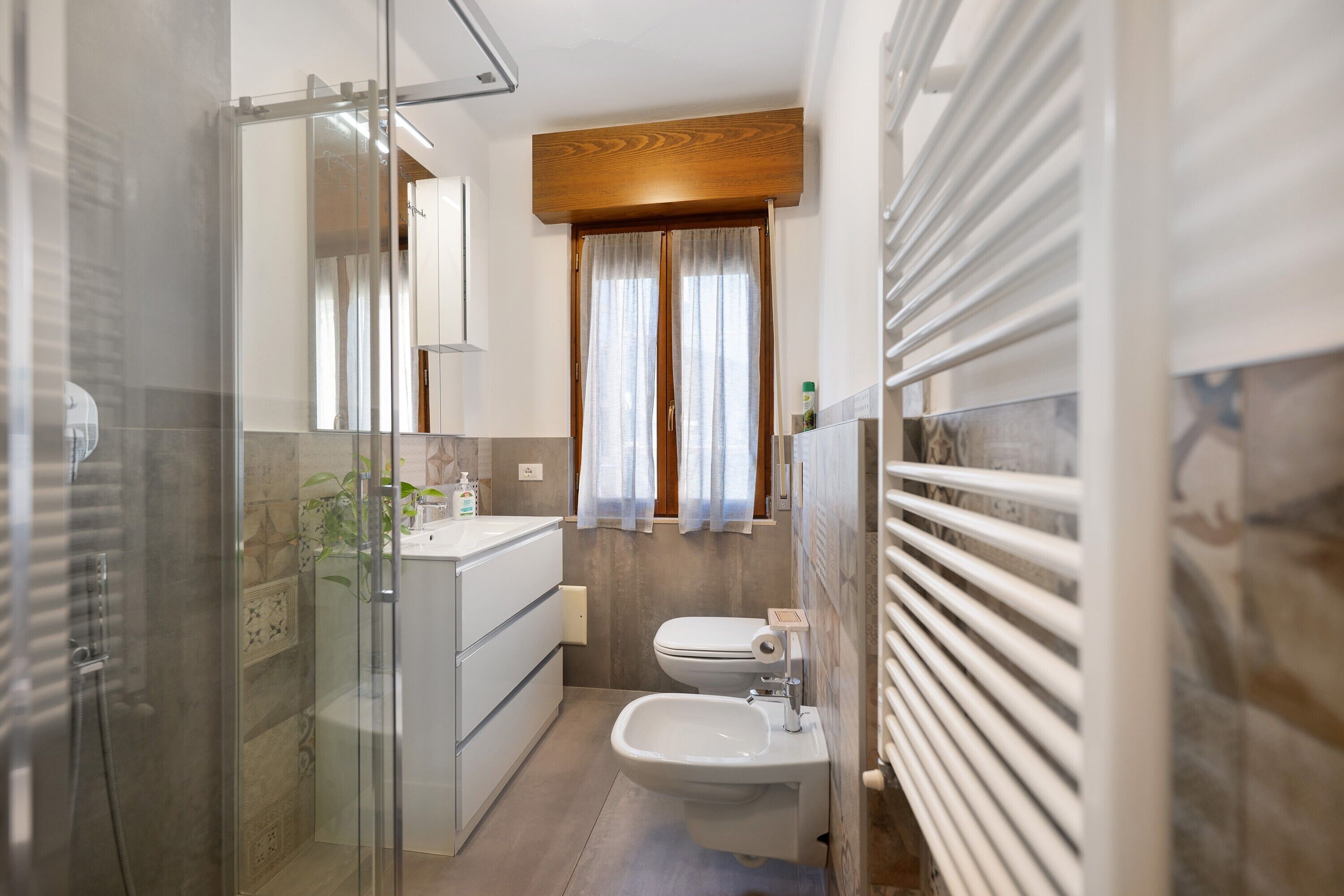 Regadera, amenidades de baño gratuitas, secadora de cabello, toallas 