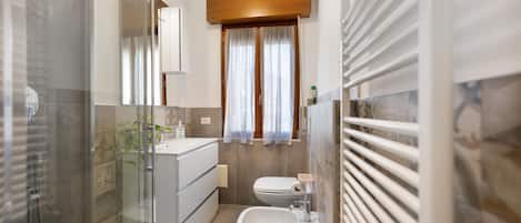 Shower, free toiletries, hair dryer, towels