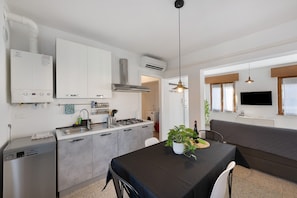 Coffee/tea maker, fridge, oven, stovetop
