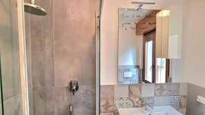 Shower, hair dryer, towels - Apartment 'Ca' Mirabello' with Wi-Fi and Air Conditioning (Bardolino)