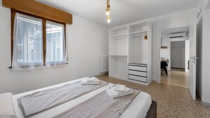 A bedroom with a bed, a wardrobe, a desk, and a chair. - Apartment 'Ca' Mirabello' with Wi-Fi and Air Conditioning (Bardolino)