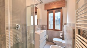 Shower, hair dryer, towels - Apartment 'Ca' Mirabello' with Wi-Fi and Air Conditioning (Bardolino)