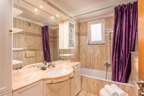 A bathroom with two sinks, a bathtub, and a shower. - Sea View Apartments Magda (Krsan)