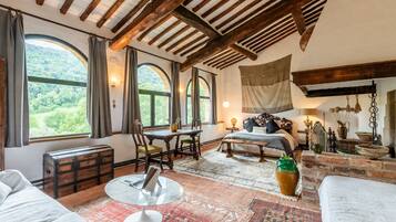 10 bedrooms, iron/ironing board, WiFi