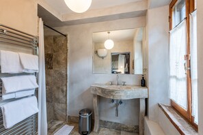 Douche, sèche-cheveux, serviettes fournies