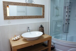 Secadora de cabello y papel de baño 