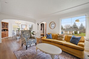 Living area - Charming Camas home with 3 bedrooms and a shared bath, just minutes from downtown. Relax by the fireplace, enjoy a bright living space, and cook in the updated kitchen. A comfortable spot for families or small groups visiting Camas, WA. (Camas)