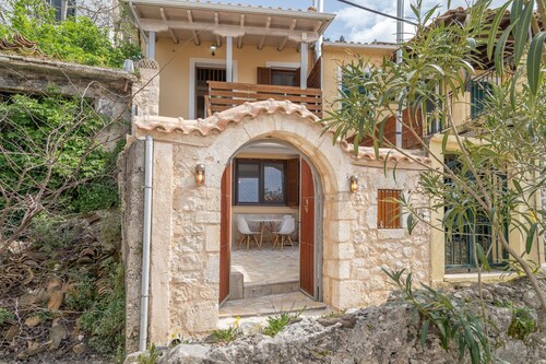 Holiday Home 'Maniaveta's House' with Sea View, Wi-Fi and Air Conditioning