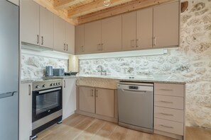 Fridge, oven, stovetop, dishwasher - Holiday Home 'Maniaveta's House' with Sea View, Wi-Fi and Air Conditioning (Exanthia)