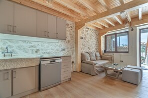 Interior - Holiday Home 'Maniaveta's House' with Sea View, Wi-Fi and Air Conditioning (Exanthia)