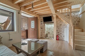 TV - Holiday Home 'Maniaveta's House' with Sea View, Wi-Fi and Air Conditioning (Exanthia)